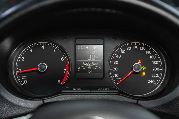 2020年12月17日 Volkswagen Polo Close Instrument Car Panel Odometer Speed Ometer — 图库照片