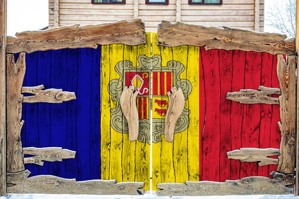 閉鎖された領土への入り口の木製の門にアンドラの国旗のクローズアップ 物品の保管 閉鎖エリアへの入場の概念 — ストック写真