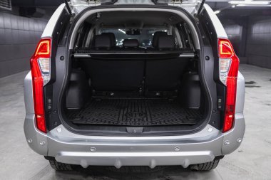 Novosibirsk, Rusya, 12 Aralık 2020: Mitsubishi Pajero Spor, bagajı açık bir arabanın arka manzarası. Modern bir arabanın dışı.
