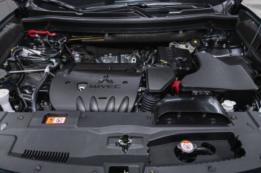 Novosibirsk, Rusya 12 Aralık 2020: Mitsubishi Outlander, Temiz, boş bagajı aç