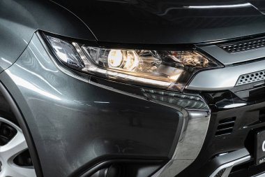 Novosibirsk, Rusya, 12 Aralık 2020: Mitsubishi Outlander, dış görev. Modern araba ksenon lambasına yakın.