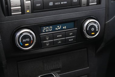 Novosibirsk, Rusya 12 Aralık 2020: Mitsubishi Pajero, görünür iklim kontrollü araç içi, alet panelinin parçasının ayarlanması. 