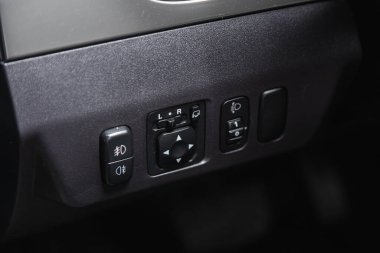 Novosibirsk, Rusya, 12 Aralık 2020: Mitsubishi Pajero, Araba yan aynası ve far kontrol panelini kapat