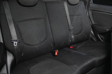 Novosibirsk, Rusya, 12 Aralık 2020: Hyundai Solaris, siyah tekstil yolcuları için arka koltuk. Rahat vagon içeride. 