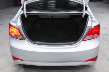 Novosibirsk, Rusya, 12 Aralık 2020: Hyundai Solaris, bagajı açık bir arabanın arka görüntüsü. Modern bir arabanın dışı.