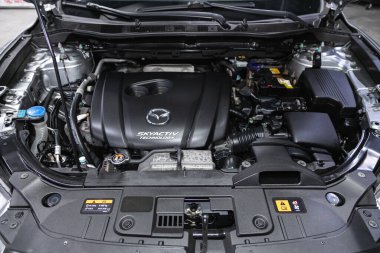 Novosibirsk, Rusya 12 Aralık 2020: Mazda CX-5, Temiz, boş bagajı aç