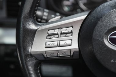 Novosibirsk, Rusya, 12 Aralık 2020: Subaru Outback, direksiyon, Müzik, Kontrol Sistemi ve arabadaki sesli telefon. modern araba iç mimarisi 