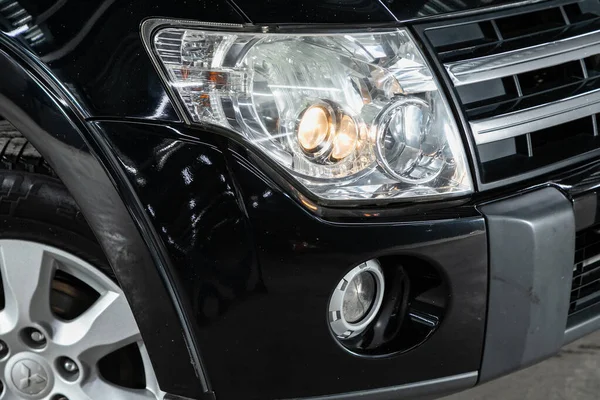 Novosibirsk Russia 2020 Mitsubishi Pajero Exterior Details 자동차 헤드라이트를 클로즈업 — 스톡 사진