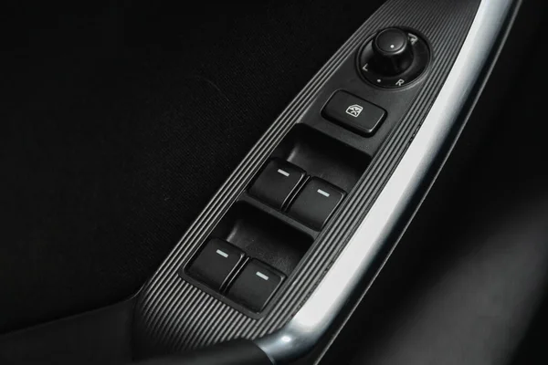 俄罗斯Novosibirsk 2020年12月12日 Mazda 侧门按钮关闭 窗调整按钮 现代汽车内部 — 图库照片
