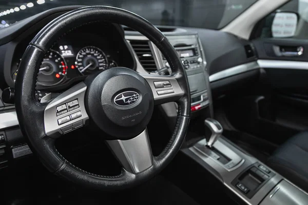 러시아 노보시비르스크 2020 Subaru Outback Salon New Stylish Car Steering — 스톡 사진