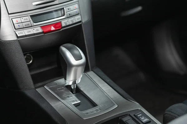 俄罗斯Novosibirsk 2020年12月12日 Subaru Outback Gear Shift 汽车自动变速箱 汽车内部 — 图库照片