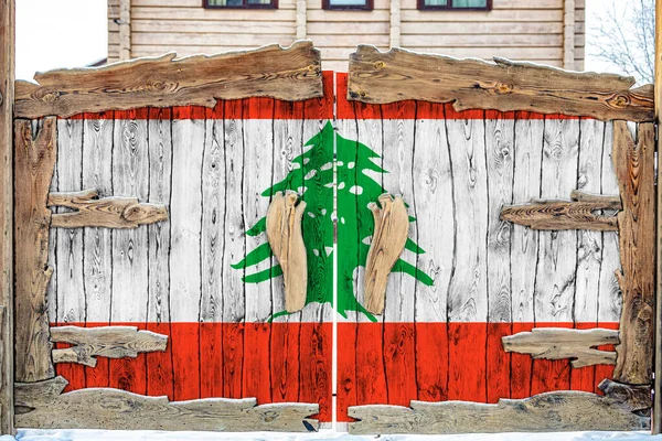 閉鎖された領土への入り口の木製の門にレバノンの国旗のクローズアップ 物品の保管 閉鎖エリアへの入場の概念 — ストック写真