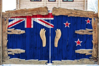Yeni Zelanda 'nın ulusal bayrağına yakın çekim kapalı bölgenin girişindeki ahşap bir kapıda. Mal depolama kavramı, kapalı bir alana giriş. 