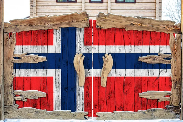 Norveç Ulusal Bayrağının Kapalı Bölgenin Girişindeki Ahşap Kapıya Yakın Çekimi — Stok fotoğraf