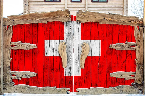閉鎖された領土への入り口の木製の門にスイスの国旗のクローズアップ 物品の保管 閉鎖エリアへの入場の概念 — ストック写真