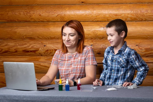 Little Serious Boy Mom Watching Reading Instructions Laptop Getting Ready — Φωτογραφία Αρχείου