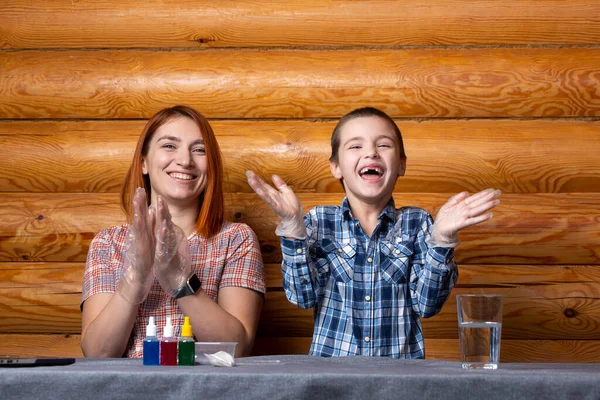 Kleine Jongen Moeder Hebben Plezier Klappen Hun Handen Verheugen Zich — Stockfoto