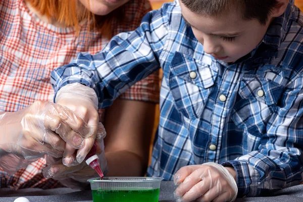 Kémia Oktatás Tanulás Koncepció Közeli Anya Fia Egy Zöld Kémiai — Stock Fotó
