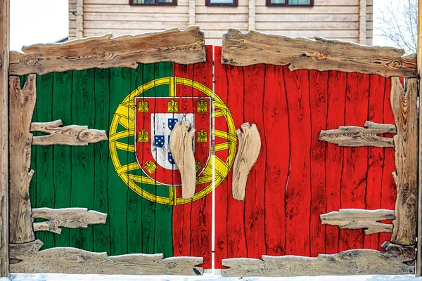 閉鎖領域への入り口に木製の門にポルトガルの国旗のクローズアップ 物品の保管 閉鎖エリアへの入場の概念 — ストック写真