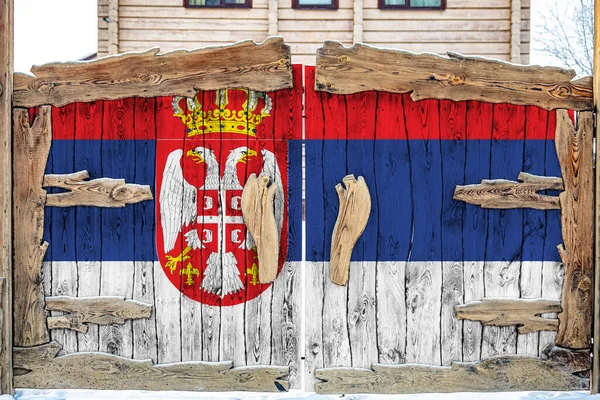 Primer Plano Bandera Nacional Serbia Una Puerta Madera Entrada Del —  Fotos de Stock