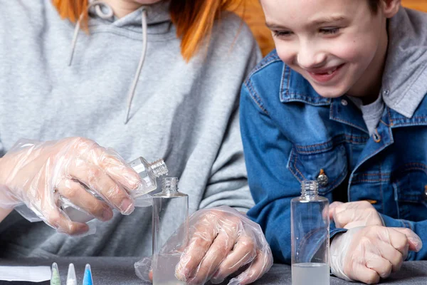 Chemistry Education Study Concept Close Boy His Mother Scientists Pour — Stockfoto