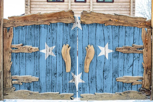 閉鎖された領土への入り口の木製の門にミクロネシア連邦の国旗の閉鎖 物品の保管 閉鎖エリアへの入場の概念 — ストック写真