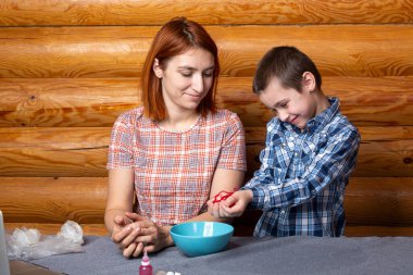 Kimya eğitimi ve eğitim konsepti. Anne ve oğlunu yakın plan çek. 