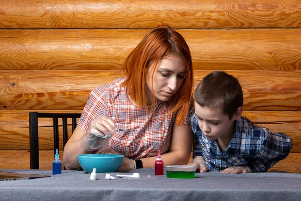 Kémiai Kísérletek Egy Gyerekkel Anya Fia Polimer Férgeket Készítenek Otthon — Stock Fotó