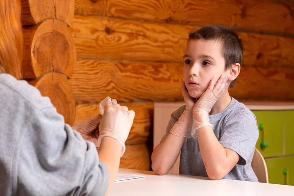 Chemistry Education Training Concept Little Boy Looks His Mother Listens — Stockfoto