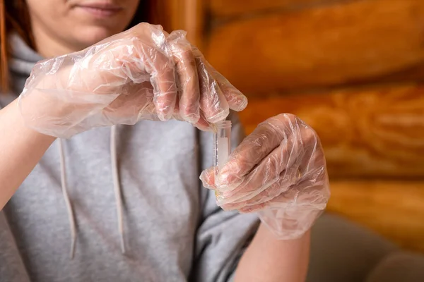 Kémia Oktatás Koncept Closeup Woman Pours Chemical Element Test Tube — Stock Fotó