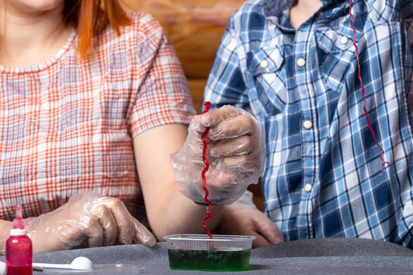 Мама Син Роблять Хімічні Експерименти Роблячи Багатокольорові Полімерні Черв Яки — стокове фото