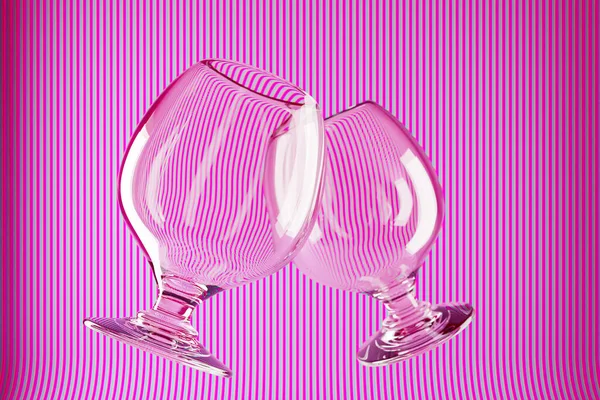 说明3D两杯白兰地的玻璃杯 粉红色背景的威士忌 一副烈酒用眼镜的逼真图例 — 图库照片