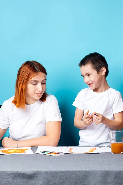 Família Feliz Mãe Criança Pintura Juntos Casa Fundo Azul Criatividade — Fotografia de Stock