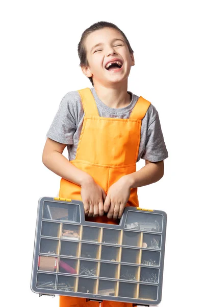 一个穿着橙色工作服 面带微笑的男孩木匠的画像 手里拿着工具箱 在一个白色孤立的背景下玩乐 度假时穿的儿童服装 — 图库照片