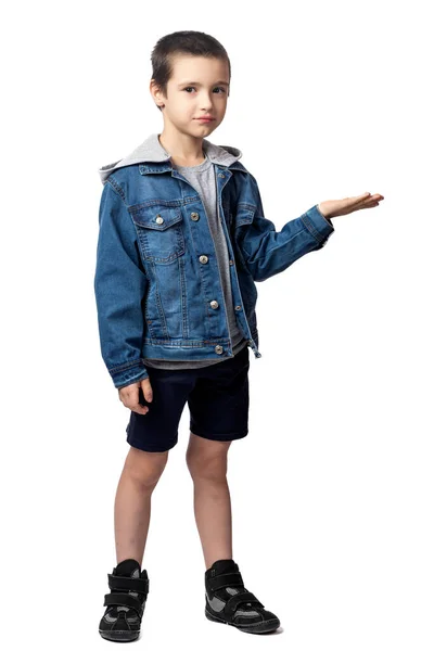 Портрет Усміхненого Хлопчика Джинсовій Куртці Демонструє Руками Радіє Розважаючись Білому — стокове фото