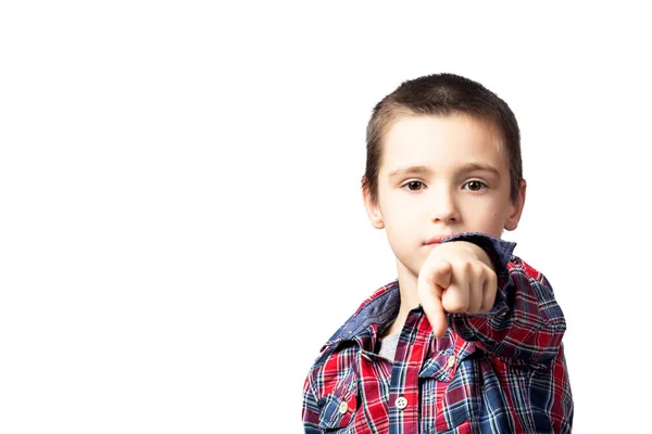 Retrato Niño Sonriente Una Camisa Cuadros Señala Cámara Alegra Sus — Foto de Stock