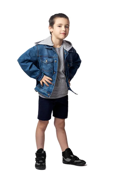 Портрет Усміхненого Хлопчика Джинсовій Куртці Тримає Руки Боків Виглядає Погано — стокове фото