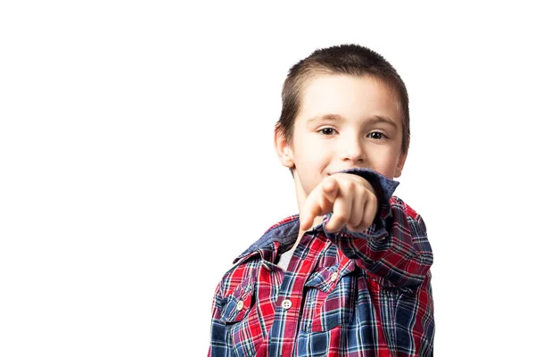 Portrait Garçon Souriant Dans Une Chemise Carreaux Pointe Vers Caméra — Photo