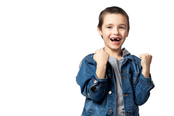 Retrato Niño Alegre Sonriente Chaqueta Mezclilla Sosteniendo Puños Regocijándose Por — Foto de Stock