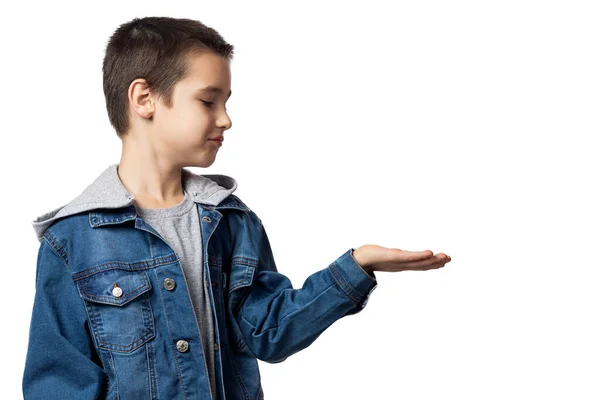 Portret Van Lachende Jongen Denim Jas Demonstreert Met Hand Kijkt — Stockfoto