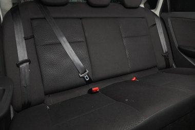 Novosibirsk / Rusya 14 Ocak 2021: Nissan Almera, yeni araba içeride. Arabanın içi temiz. Siyah arka koltuklar. 