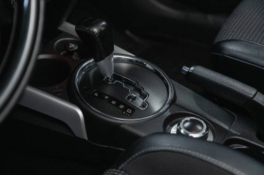 Novosibirsk / Rusya 14 Ocak 2021: Peugeot 4008, Vites değişimi. Arabanın otomatik vites kutusu, arabanın içi. 