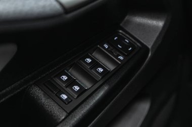 Novosibirsk / Rusya 14 Ocak 2021: Lada Vesta Cross, modern otomobilin iç mimarisi. Yan kapı düğmeleri: pencere, ayna ayarlama düğmeleri, kapı kilidi. Araba içeride.. 