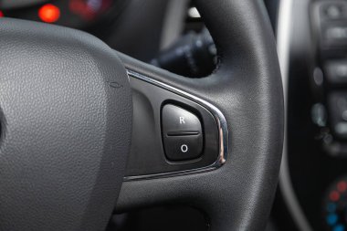 Novosibirsk / Rusya 14 Ocak 2021: Renault Kapture, ses kontrol düğmesi olan modern bir arabanın içi 