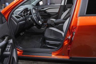 Novosibirsk / Rusya 14 Ocak 2021: Lada Vesta Cross, Araç içi - direksiyon, vites kolu ve gösterge paneli 