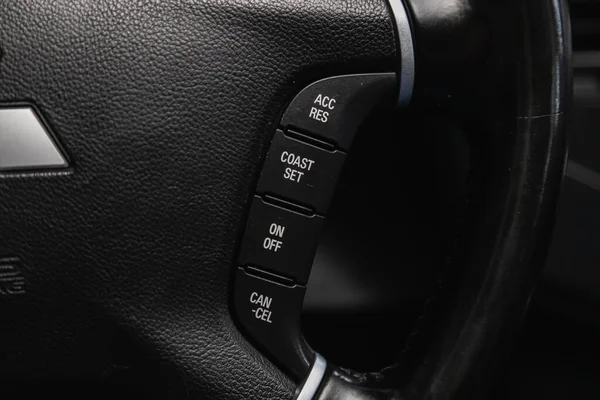 2021年1月14日 俄罗斯Novosibirsk 三菱Pajero 一辆装有语音控制按钮的现代汽车的内部 — 图库照片