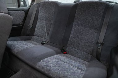 Novosibirsk, Rusya 14 Ocak 2021: Nissan Primera, siyah tekstil yolcuları için arka koltuk. Rahat vagon içeride. 