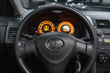 Novosibirsk, Rusya 14 Ocak 2021: Toyota Corolla, Auto Interior: Logo, hız göstergesi ve taktik ölçeri olan direksiyon