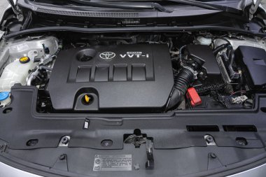 Novosibirsk, Rusya 14 Ocak 2021: Toyota Corolla, temiz bir motor bloğunu kapatın. İçten yanmalı motor, araba parçaları, ayrıştırma