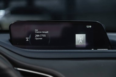 Novosibirsk, Rusya 14 Ocak 2021: Mazda CX30, otomobil içi, araba stereo ses sistemi ön panel 